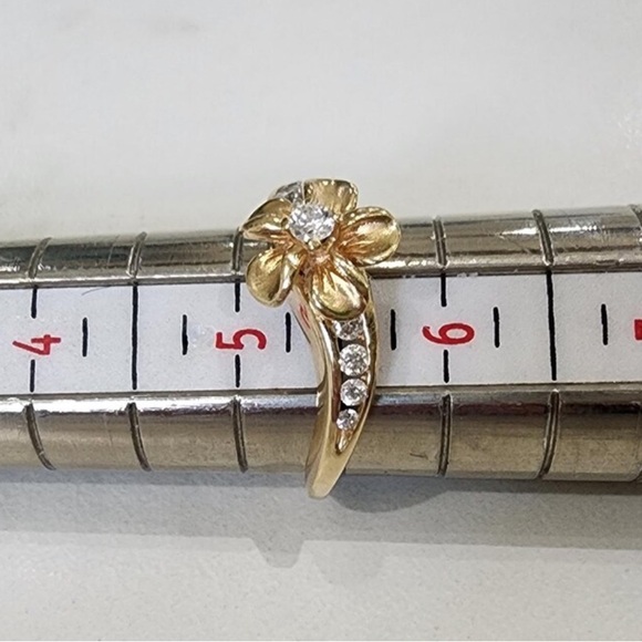 Na Hoku 14K Plumeria Swirl Diamond Ring - Picture 3 of 4